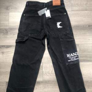 har aldrig använt dom för råka köpa den i en mindre storlek som ni ser på bilden är priss lappen o design lappen kvar oxå, midjan är väldigt small på dessa jeans köpte dom online o det stod storlek ”xs”