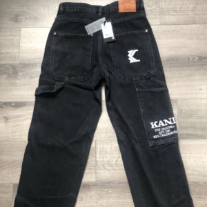 KARL KANI Retro baggy jeans  - har aldrig använt dom för råka köpa den i en mindre storlek som ni ser på bilden är priss lappen o design lappen kvar oxå, midjan är väldigt small på dessa jeans köpte dom online o det stod storlek ”xs”