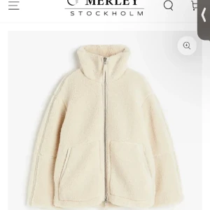 Teddyjacka!!  - Säljer min teddyjacka som är helt oanvänd då den var för liten i storlek. Storlek S ❤️