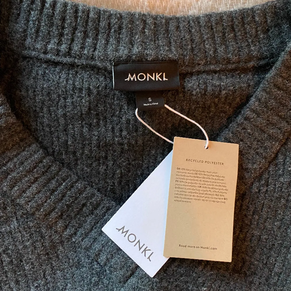 Stickad grå tröja från Monki!🤍 helt oanvänd då prislappen sitter kvar, endast testad!. Tröjor & Koftor.
