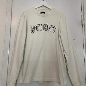 Långärmad tröja från Stussy.  Väldigt bra skick 