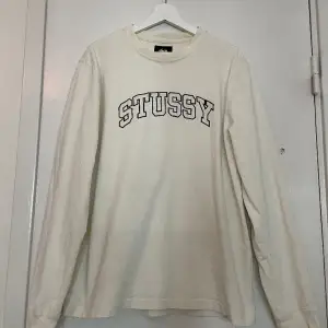 Långärmad tröja från Stussy.  Väldigt bra skick 