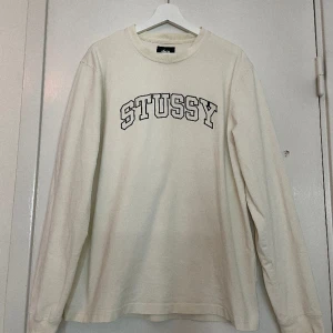 Stussy  - Långärmad tröja från Stussy.  Väldigt bra skick 