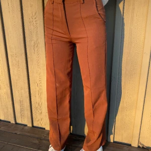 Bruna kostymbyxor  - Bruna kostymbyxor från Madlady🤍 jätteskönt material men kommer inte till användning längre hos mig.