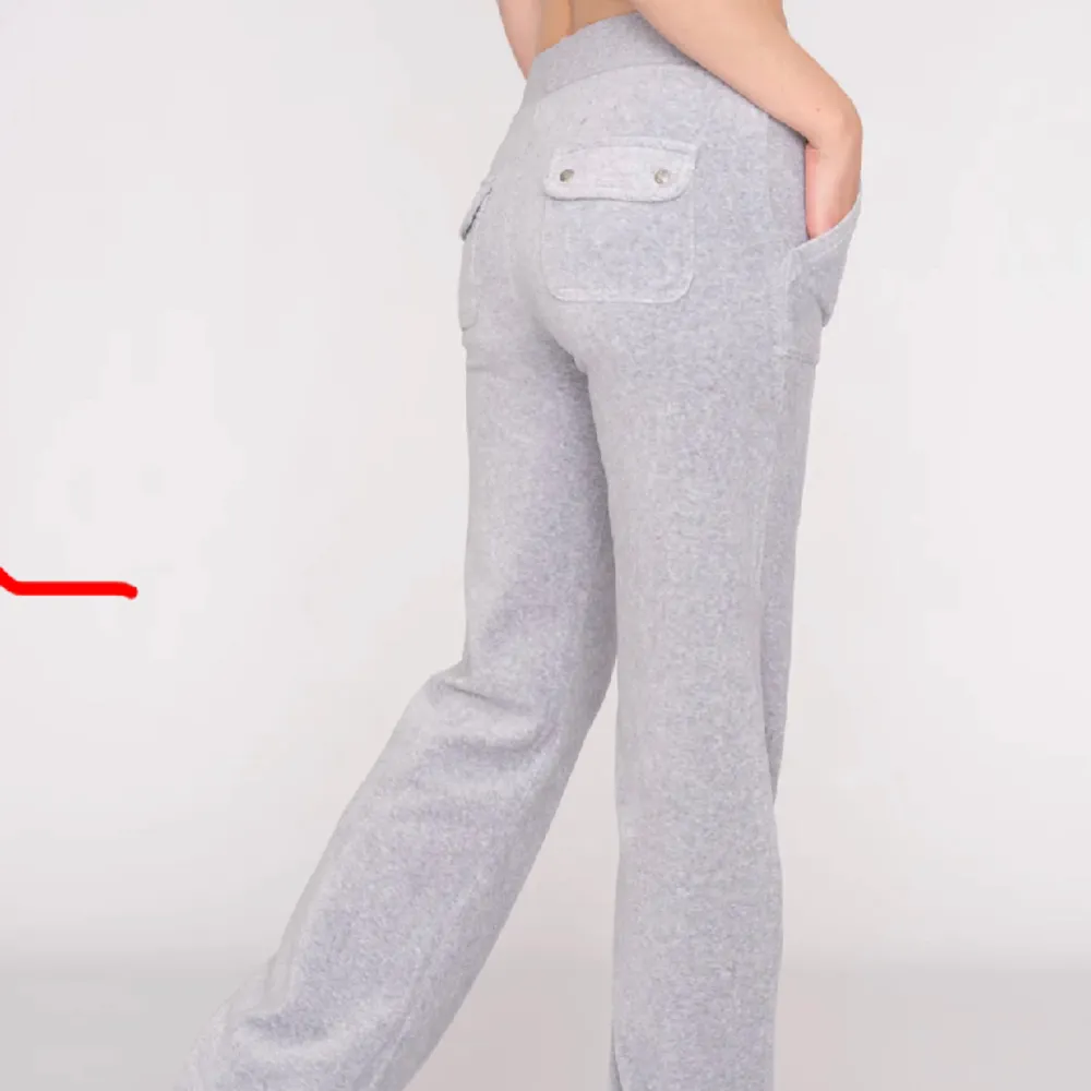 Säljer dessa fina och populära gråa juicy byxor eftersom jag inte använder de lika mycket längre! De är lite slitna nere vid benen men inget man ser. Kom privat för bilder på!🩷🩷. Jeans & Byxor.