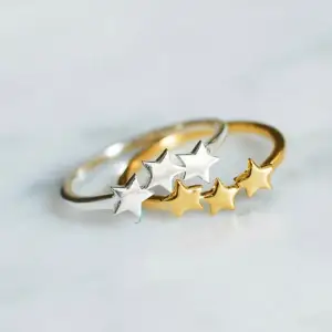 Säljer min ”Snap Ring Plain Triple Star” ring i silver från Syster P, Ask medföljer 