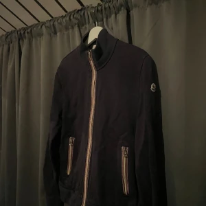 Moncler - Säljer nu min moncler cardigan/ zip för att den är för liten. Size L men sitter mer som en M. Bra skick på den inga hål eller något. Var inte rädd att höra av dig vid intresse! Kan gå ner vid snabb affär! 