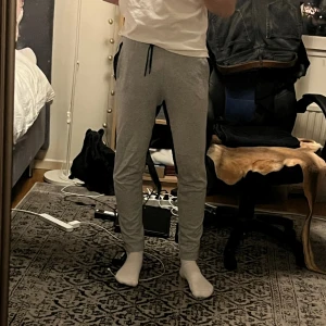 Träningsbyxor hm - Träningsbyxor från hm, nyskick aldrig använda