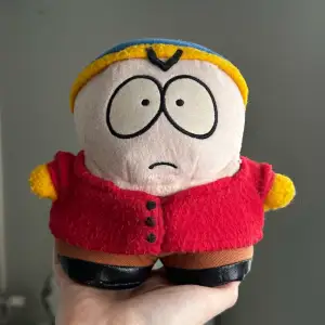 Southpark gosedjur cartman 30cm, vintage original comedy central från 1998. I väldigt fint skick utan defekter vilket är ovanligt med tanke på att den är från 1998. Använd köp nu. Garanterad snabb postning.