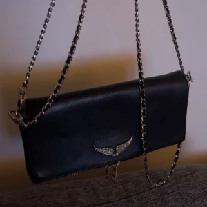 Zadig & voltaire - Säljer en Zadig och Voltaire väska, fint skick men släppt metallfärgen på vissa ställen, det syns dock inte på längre håll❤️köpt i Spanien för 320 euro (ca 3600 svenska kr)🤍bevis finns, skicka privat för kvitto❤️