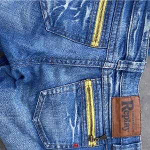 (lånade bilder) Säljer dessa sjukt snygga low waist bootcut jeans med dragkedjor på baksidan!! Köpt de på plick och säljer eftersom för små för mig. Innerbensläng 76 cm, midjemått ca 36 cm. Skriv för fler bilder💓
