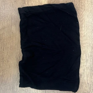 Bandeau  - Svart bandeu i en kort modell från Nelly!