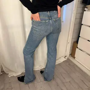Snygga oanvända jeans med slits från pull and bear!💋 Modell: 164cm