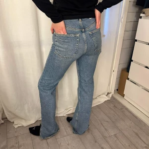 Jeans slits - Snygga oanvända jeans med slits från pull and bear!💋 Modell: 164cm