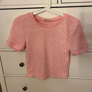 Söt rosa topp från zara - Säljer min söta rosa virkade topp från zara, den är endast testad på så den är i nyskick💕