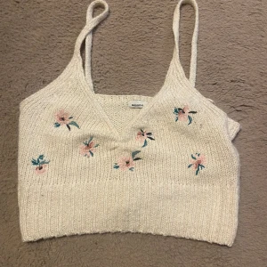 Stickad topp - Jättesöt beige/vit stickad topp med broderade blommor. Använd en gång!! 