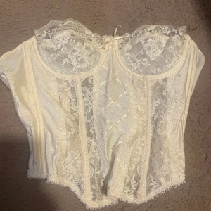 Coquette spetskorsett - Superfin spetskorsett i mycket bra skick!! Använt endast ett fåtal gånger men den är nu för liten för mig :) 