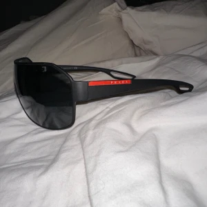 Prada glasögon👀 - Knappt använda. Fina och bevarade👏🏻 Kvitto finns ej kvar!