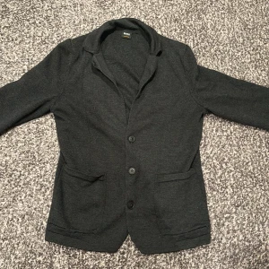 Cardidgan Hugo Boss  - Tjena! Säljer nu min tvär feta cardigan från Hugo Boss. Nypriset ligger på runt 2000 om jag minns rätt. Mitt pris endast 299! Skicket är 8/10! Hör av er vid frågor! 