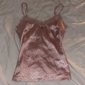 Spetslinne  - Rosa pyjamaslinne med spets från new yorker 💓 Har gulliga detaljer🤩 nyskick!!! Köpt för 119kr o säljer nu för 40kr (reglerbara band)