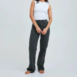 Bikbok 90’s jeans  - Säljer nu ett par snygga helt oanvända och oöppnade jeans från bikbok då jag redan har ett par likadana💕. Jag skulle säga att de töjer sig ganska mycket i stl då jag i vanliga fall har 34/xs och dessa är 32. Är 164 och brukar ha leg32.🫶🏻