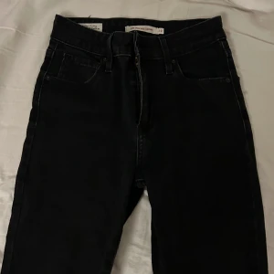 Levis 721 - Storlek 24. Använd fåtal gånger. Gott skick.