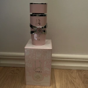 Lattafa Yara parfym - Lattafa Yara som trender på TikTok! 🫶🏼 Har endast öppnar för att lukta! Pris kan diskuteras vid snabb affär!  Säljer pga att jag har för många parfymer