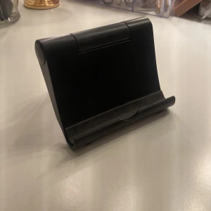 Mobilställ  - Har två av denna och kände varför inte sälja det ena!💓 Går att fälla ut hur mycket man än känner för och funderar bra till att hålla uppe mycket annat också💓