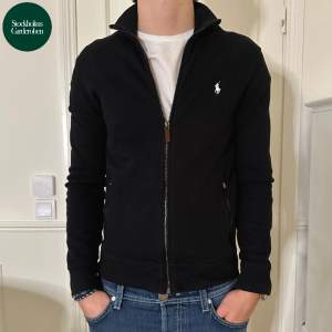 Fullzip från Polo Ralph Lauren | Storlek: XS - Skicket på zip-tröjan är väldigt bra utan defekter - Vårat pris: 625kr - Nypris: 2,099kr - Modellen är 184cm och väger 69kg.