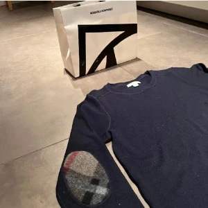 Burberry tröja  - Hej, säljer denna riktigt feta burberry tröja som tyvär inte passar mig längre, lite små hål men går lätt att laga. Hör av er vid frågor.