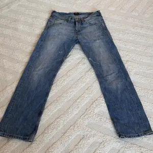 Lee jeans köpta second hand! Sitter lite oversized på mig som brukar ha 27/32 🙌