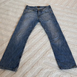 Lee jeans  - Lee jeans köpta second hand! Sitter lite oversized på mig som brukar ha 27/32 🙌