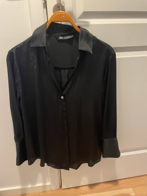 Satinblus - Från zara. Aldrig använd! Storlek 34.