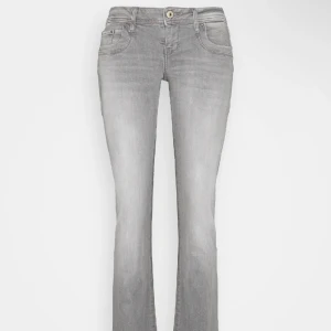 Ltb jeans - Väldigt snygga lågmidjade jeans från Ltb. Köpte de här på plick men var tyvärr för stora :( Lappen där storleken står finns inte kvar så vet inte exakt vilken storlek i midjan, men längden är 36. Midjemått: ca 40 cm, är stora på mig som brukar ha 26💕