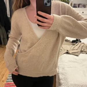 Stickad tröja - Stickad tröja med omlott