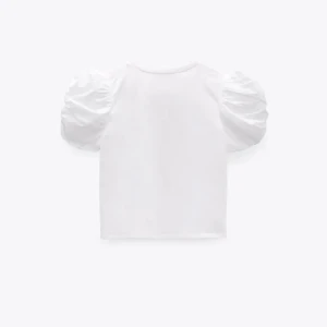 Topp - Säljer så söt topp med puffärm!!