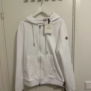Moncler kofta - Hej. Säljer min helt nya moncler kofta i storlek Xl. Koftan är helt ny och aldrig använd. Pris går att diskutera vid snabb affär.