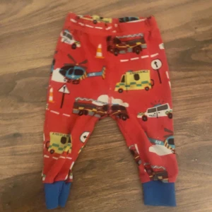 Bebis byxor - Jättecoola bil byxor som är för bebisar 9-12månader