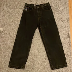 Polar 93 denim - 93 denim, polar! Säljer då dom sitter lite mindre baggy än vad jag hade velat. Dom är i bra skick, pytte pyttelite repiga vid hälen (skriv om ni vill ha fler bilder) Jag tar gärna emot prisförslag!