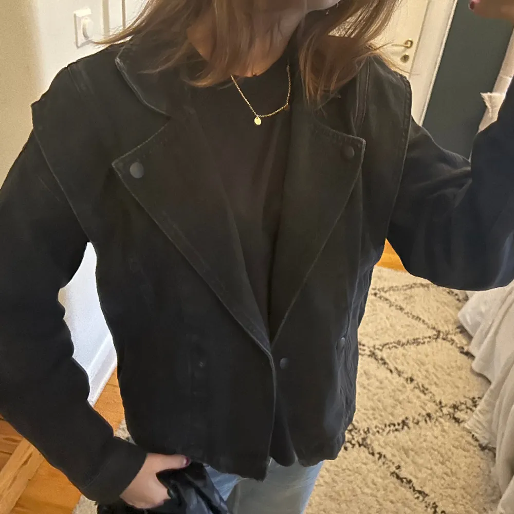 Jätte cool jeansjacka med västdetaljer🥰❤️. Jackor.