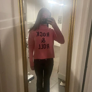 Zadig&Voltaite tröja - Säljer denna skit coola zadig voltaire tröjan, mjuk och varm och skön för vintern. Säljer pga inte min stil. Nypris 1600 kr, säljer för 1000 kr. Används fåtal gånger. Det finns även inte längre❤️‍🔥 KÖPAREN STÅR FÖR FRAKT!