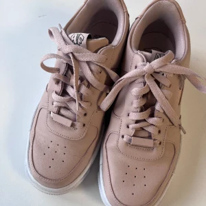 Rosa Nike air force  - Dessa skor är använda en gång, är i otroligt bra skick och bra pris. De är i storlek 38 och är damskor. Vid fler frågor kontakta mig. 