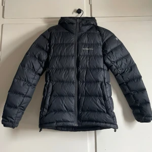 peak dunjacka - Säljer min peak performance dunjacka som knappt är använd en säsong då jag köpt ny jacka! Mycket bra skick, tror modellen heter erie liner❣️