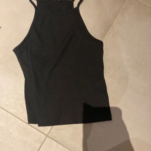 Svart topp🖤🫶🏻 - Säljer denna pieces toppen! Använd få gånger, som ny. Ingen aning vad den kostade när vi köpte den men nu säljer jag den för 7€ (70 kronor). Kom privat för mer bilder samt intresse🖤🫶🏻