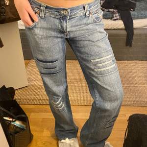 Skitcoola unika jeans från diesel!! Jeansen är lowwaist och bootcut.   Midjemått(rakt över): 40cm Innerbenslängd: 78 cm