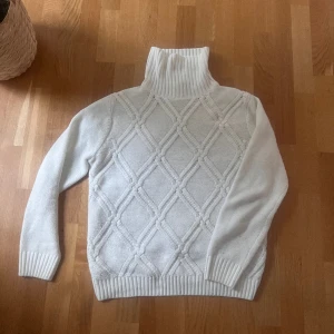 Stickad turtleneck - Riktigt skön stickad turtleneck använd fåtal gånger, fick den i julklapp🙌