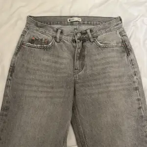 Hej jag säljer dessa low Waits straight jeans från Gina tricot💖 säljer dem då jag inte får användning av dem💖 pris går att diskutera 🥳 Orginalpris 500kr, jeansen är som nya 💕