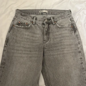 Jeans - Hej jag säljer dessa low Waits straight jeans från Gina tricot💖 säljer dem då jag inte får användning av dem💖 pris går att diskutera 🥳 Orginalpris 500kr, jeansen är som nya 💕