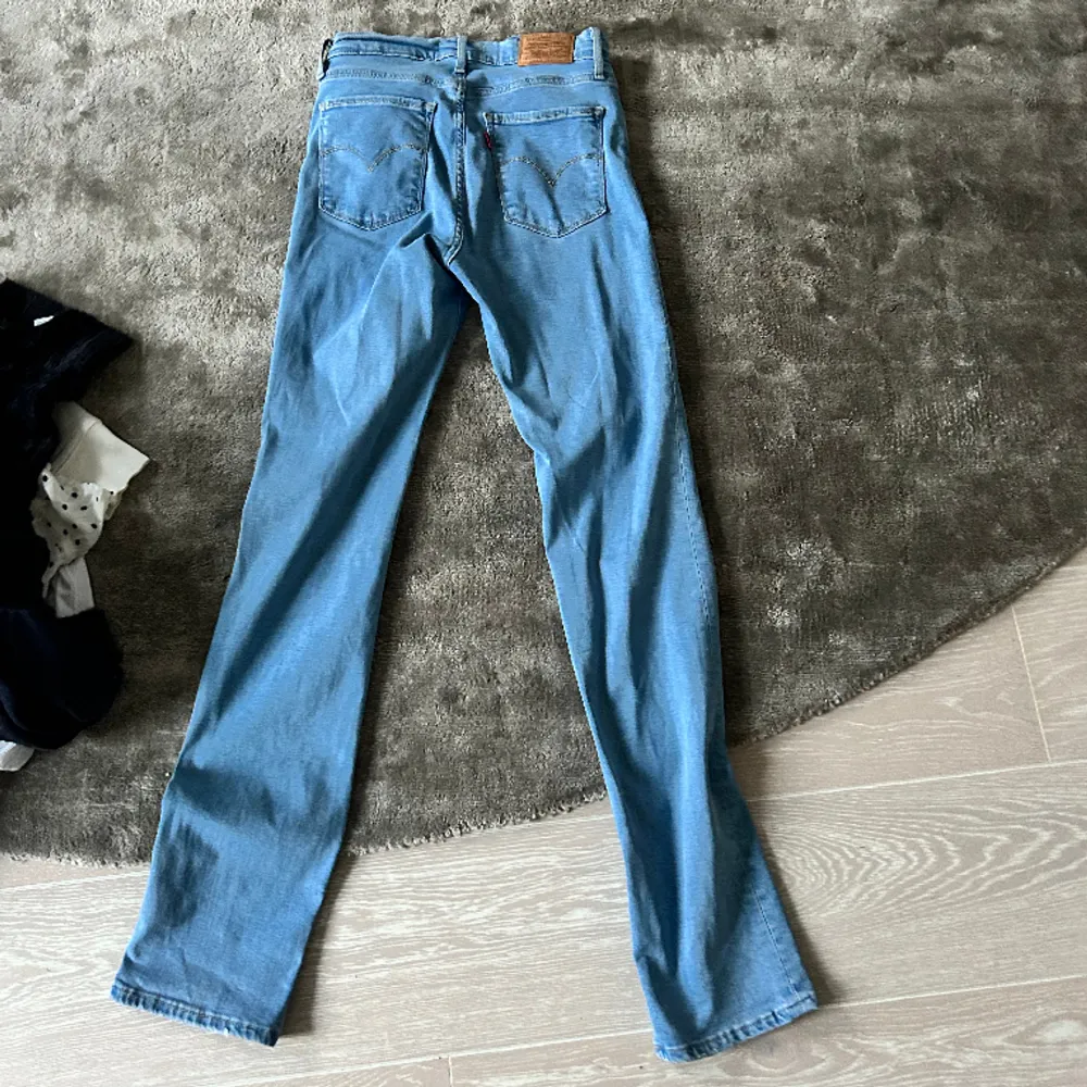 Ett par Levi’s jeans i modellen 724 HIGH RISE STRAIGHT, men sitter dock mer som mid waist jeans. Storlek 26, jag är 170, men dock är de lite för långa för mig. De är stretchiga och därmed väldigt sköna att använda. . Jeans & Byxor.