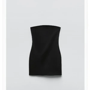 Klänning från ZARA - jättefin bandeou klänning från zara som inte kommit till användning💞